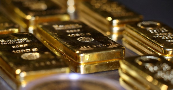 Investors look to gold amid growing uncertainty