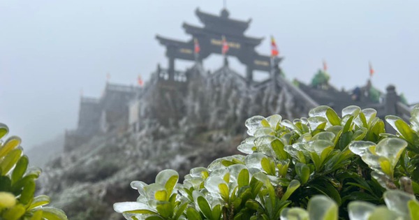 Icy suddenly covered the top of Fansipan, many provinces had heavy rain