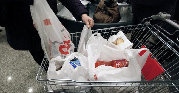 2026: Supermarkets, shopping centers that give out disposable plastic bags to customers will be fined