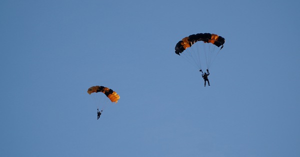 The US Congress had to evacuate because of the skydiving performance