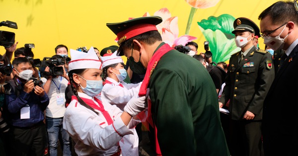 The Minister of National Defense of China visits and gives gifts to students in the border area of ​​Vietnam