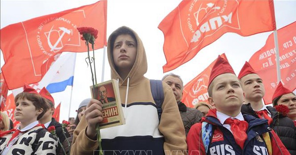 Russians offer flowers in memory of Leader Lenin