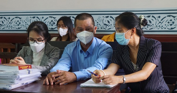 裁判所は、Truong Minh Nhatを詩「ギャングマザー」の作者として認め、QuachBeemに訴訟を取り下げるように宣告しました。