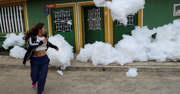 Polluted river creates toxic foam that covers many houses, spills onto roads in Colombia