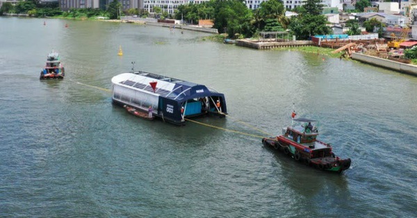 Handing over the first automatic waste collection system on the river in Vietnam