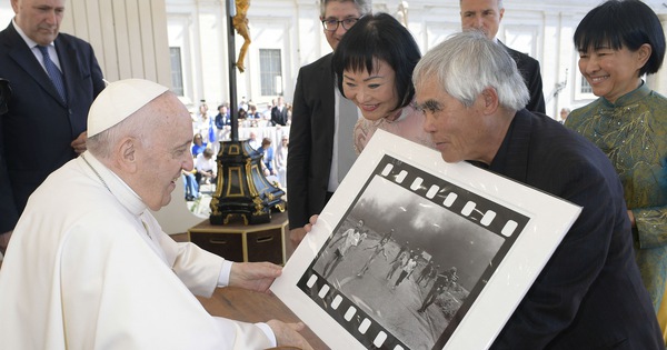 Photographer Nick Ut gave the Pope a photo