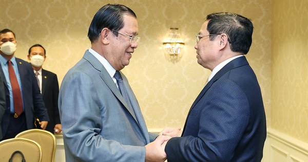 Prime Minister Pham Minh Chinh meets Prime Minister Hun Sen on the sidelines of the ASEAN-US Summit