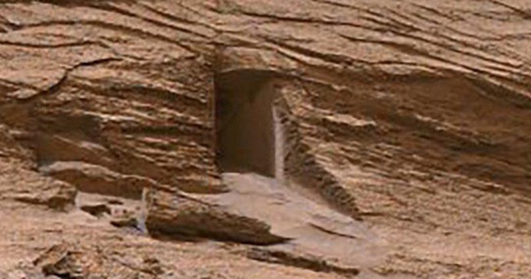 thumbnail - Phát hiện 'cánh cửa huyền bí' như cửa nhà người ngoài hành tinh trên sao Hỏa