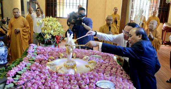 thumbnail - Chủ tịch nước Nguyễn Xuân Phúc chúc mừng Đại lễ Phật đản tại TP.HCM