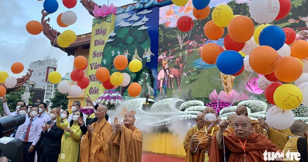thumbnail - Hàng ngàn tăng ni, Phật tử dự Đại lễ Phật đản tại Việt Nam Quốc Tự