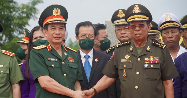 Vietnam, Cambodia exchange defense friendship at border