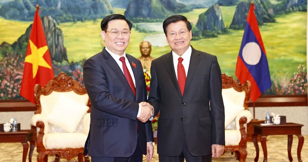 National Assembly Chairman Vuong Dinh Hue meets with General Secretary and President of Laos