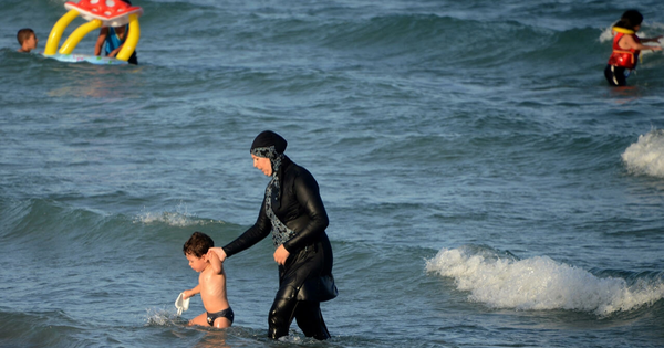 Thành phố Pháp cho mặc đồ bơi kiểu Hồi giáo kín từ đầu tới chân