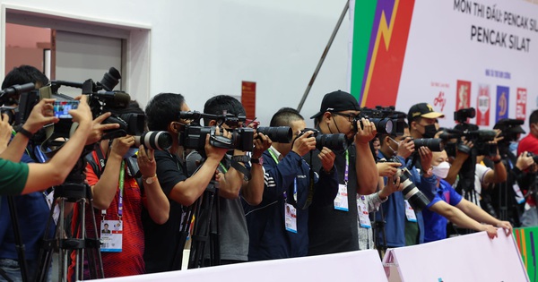Phóng viên ảnh một tay gây ấn tượng mạnh ở SEA Games 31