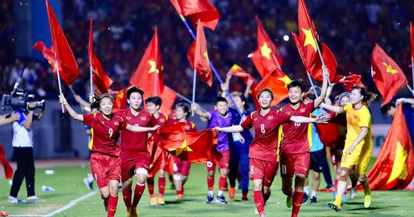 Chủ tịch nước Nguyễn Xuân Phúc chúc mừng kỳ tích của đội tuyển nữ Việt Nam