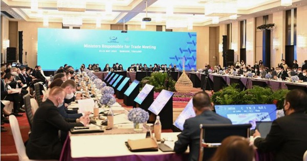 Delegations of the United States, Japan, Australia, Canada and New Zealand left when the Russian representative spoke at APEC