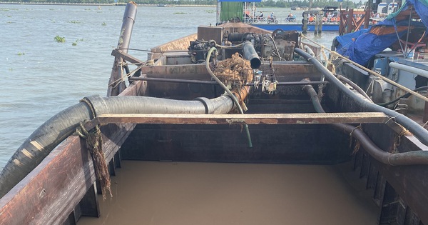 Xã nói 'không có cát tặc', công an huyện kiểm tra bắt ngay 1 sà lan hút cát gần cầu Mỹ Thuận