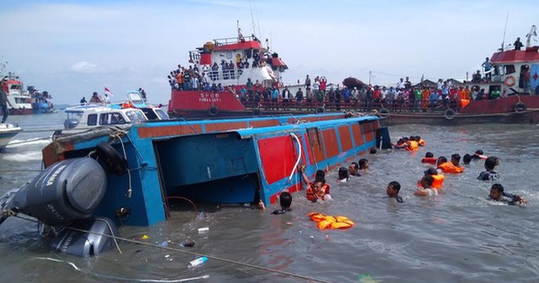 Indonesia: capsized ship carrying 43 people, 26 missing