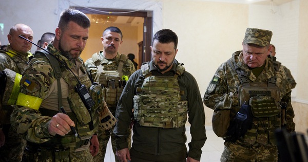 Ukraine’s President visits Kharkov, sacks security chief