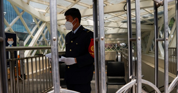 Beijing closes many subway stations, bus routes to quell the epidemic