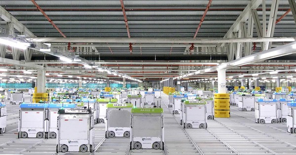 Video of 2,000 robots working in a warehouse like in the movie