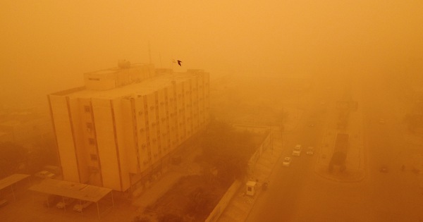 Sandstorm covers Iraq, 5,000 people hospitalized in a day because of dust inhalation