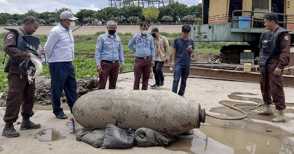 Cambodia discovered bombs weighing more than 900kg in the river in front of the Royal Palace