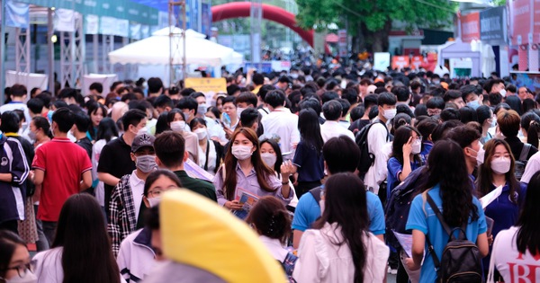 thumbnail - Hàng ngàn thí sinh đến với Ngày hội tư vấn tuyển sinh tại Hà Nội