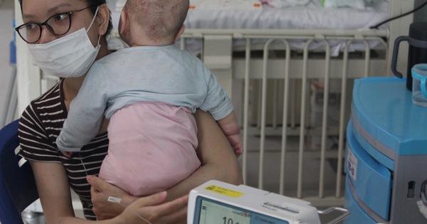 Cách chăm sóc bé bị sốt tiêu chảy để hạn chế nguy cơ biến chứng?
