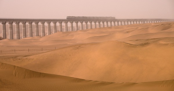 Trung Quốc xây đường sắt dài 2.712 km trên sa mạc ra sao?