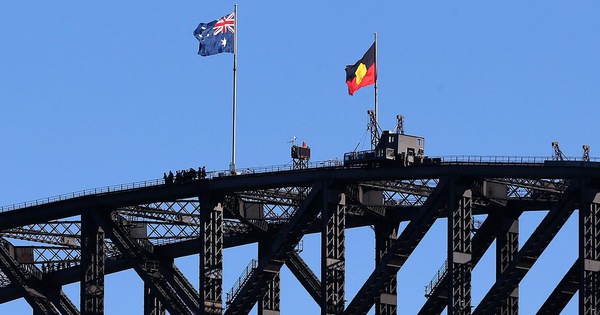 Lá cờ Thổ dân hiện đang được treo tại cầu Cảng Sydney và sẽ được treo vĩnh viễn để tôn vinh văn hóa độc đáo của dân tộc này. Nếu bạn muốn tìm hiểu thêm về văn hóa Thổ dân và khám phá thiên nhiên hoang sơ của Úc, thì chuyến đi này chắc chắn sẽ là một trải nghiệm tuyệt vời.