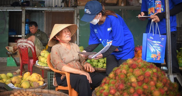 Chuyến xe không tiền mặt đến phố biển Nha Trang, nhiều tiểu thương thích thú
