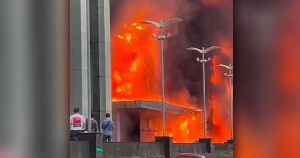 Fire at Russian shopping center, 20 people trapped