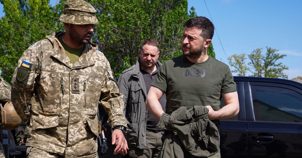 President of Ukraine visits the war zone Donbass