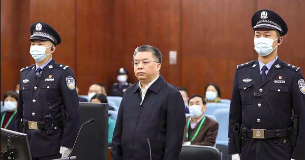 China sentences former corrupt official to death