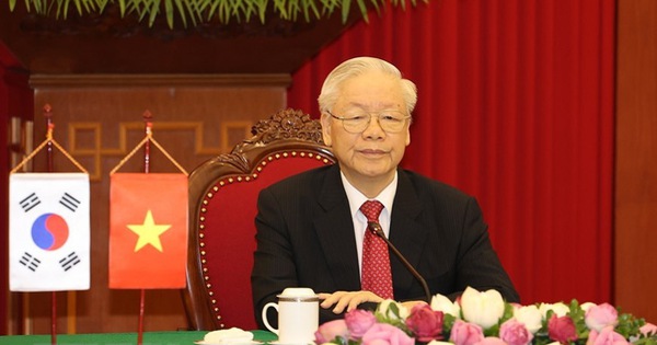 Party General Secretary Nguyen Phu Trong holds online talks with South Korean President Yoon Suk Yeol