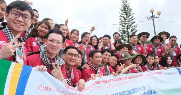 Dâng hương, dâng hoa tại tượng đài ''Tình đoàn kết liên minh chiến đấu Việt - Lào''