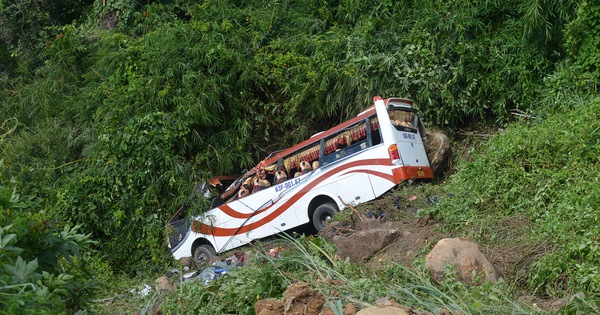 thumbnail - Hiện trường chiếc xe chở hàng chục du khách rớt vực sâu đèo Đại Ninh