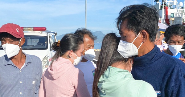 thumbnail - Người thân xúc động gặp lại 5 ngư dân Bình Thuận sống sót trở về
