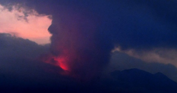 thumbnail - Núi lửa Sakurajima ở Nhật phun trào ngày thứ 2 liên tiếp, đá văng xa đến 2,5km