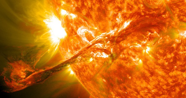 thumbnail - Cơn bão Mặt trời lớn có thể 'ném' không gian gần Trái đất vào hỗn loạn