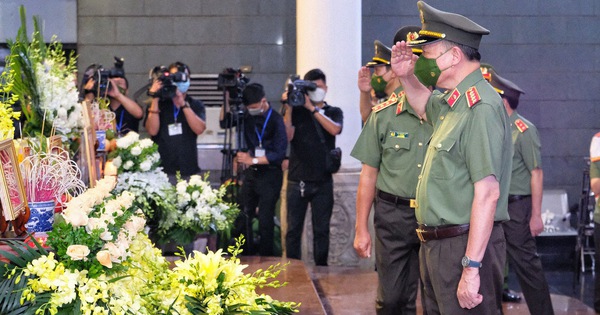 thumbnail - Bộ trưởng Tô Lâm trao bằng Tổ quốc ghi công tại lễ viếng 3 liệt sĩ công an