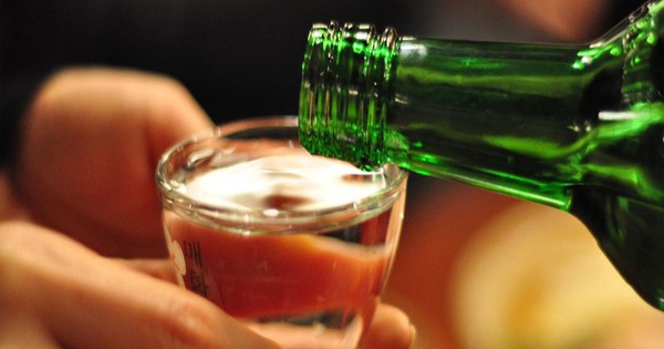 Rượu ethanol có thể gây ngộ độc nếu uống quá nhiều trong thời gian ngắn?