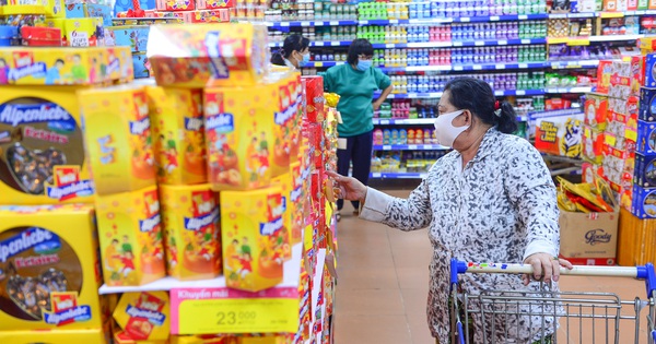 Khuyến mãi mạnh, siêu thị hút khách