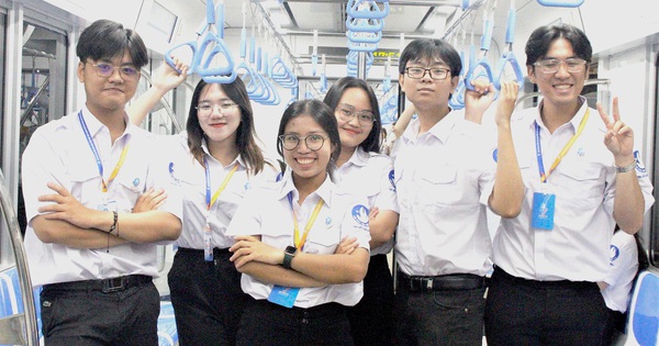 Nhìn lại chính mình của năm vừa đi qua và cùng hướng đến mục tiêu phía ...