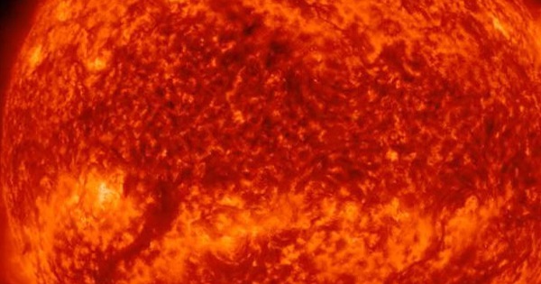 Độc đáo mặt trời bị vỡ 1 góc được triển lãm tại Bảo tàng Mỹ Thuật 2023