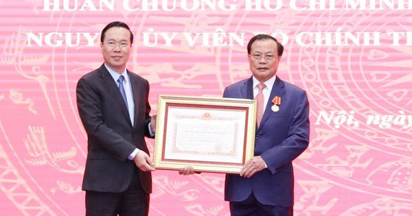 President Vo Van Thuong presents the Ho Chi Minh Medal to Mr. Pham ...