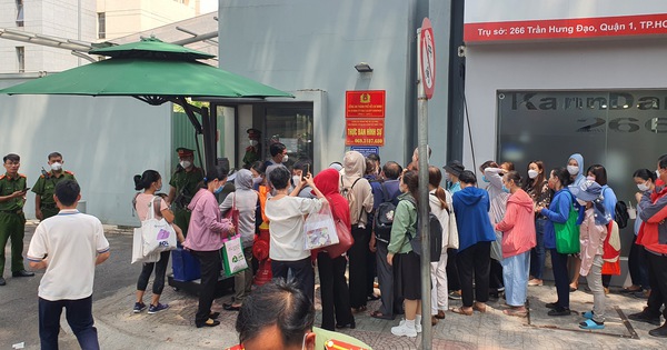 人們聚集在胡志明市警察局，向渣打銀行和宏利保險發出另外100份舉報