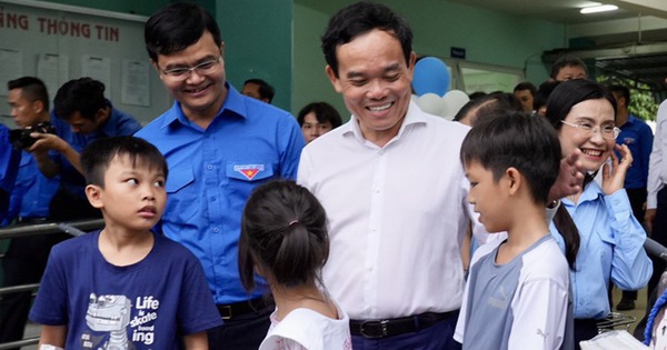 Vice Premier Tran Luu Quang delivers gifts to children with special ...