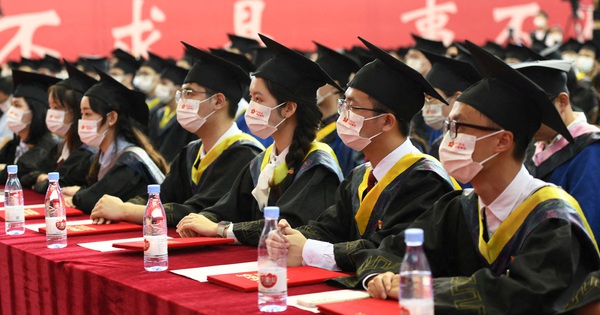 Trung Quốc dư thừa cử nhân đại học: Sinh viên giỏi phải lao động chân tay